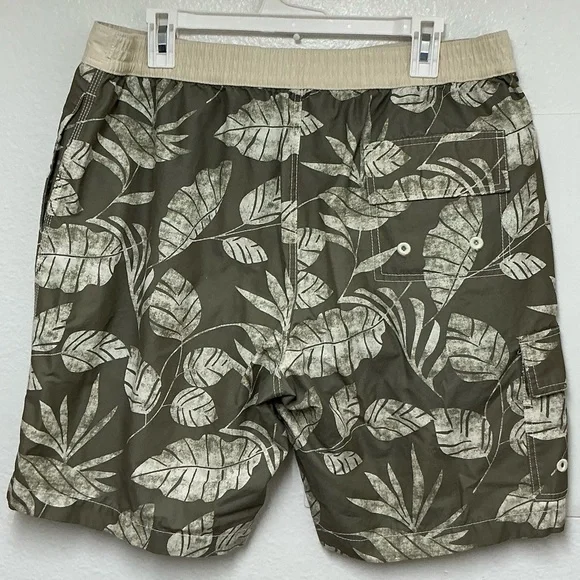Tommy Bahama Men’s Green and Cream Tropical Board Shorts - Picture 2 of 15